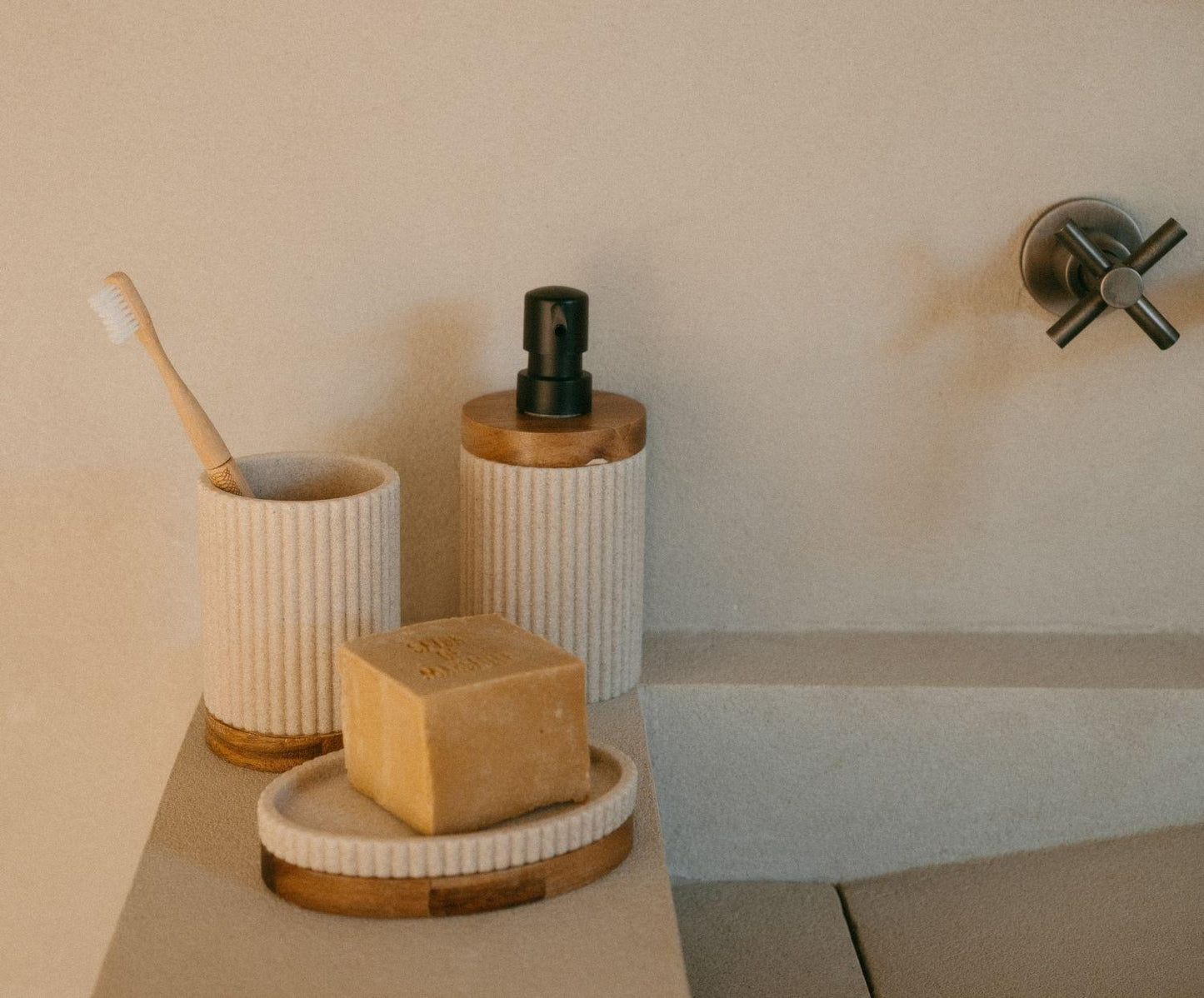 Dispensador de baño Beige Poliresina y Madera de Acacia Ø8×18 cm Andrea House
