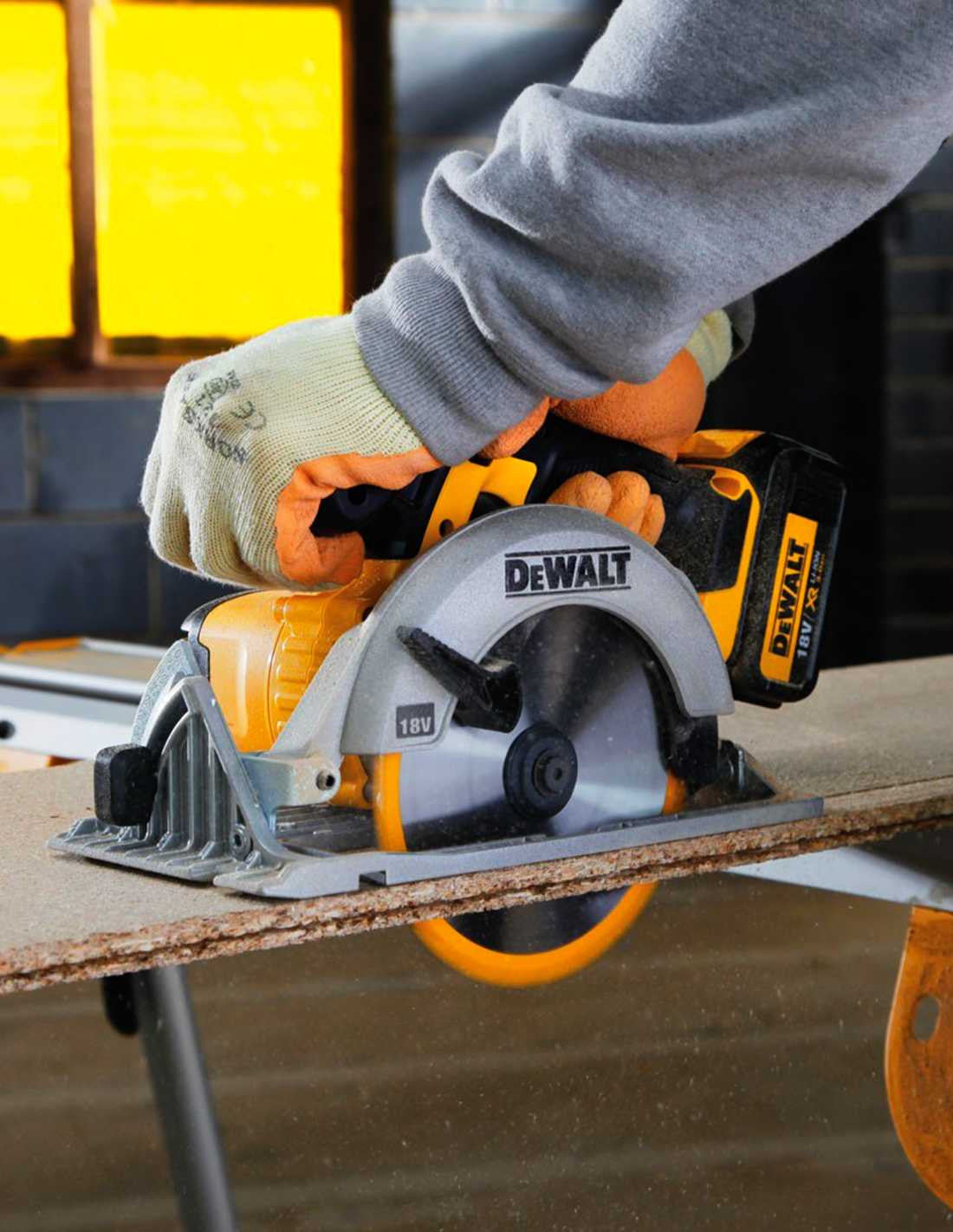 Kit Dewalt con Taladro percutor DCD796 + Sierra Circular DCS391 +  2bat 2Ah + Cargador + TSTAK VI DCK291D2