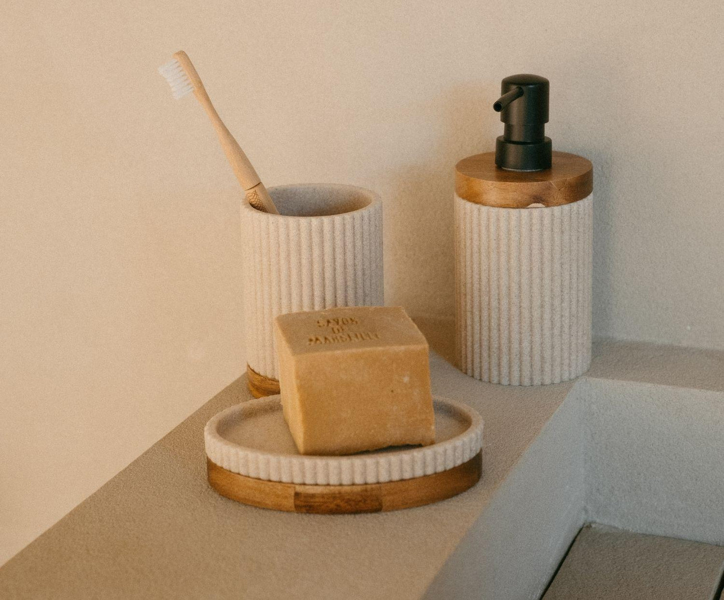 Dispensador de baño Beige Poliresina y Madera de Acacia Ø8×18 cm Andrea House