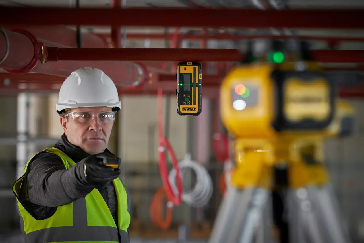 Kit livella laser rotativa autolivellante verde USB-C da 600 m con rilevatore Dewalt DCLE15221G
