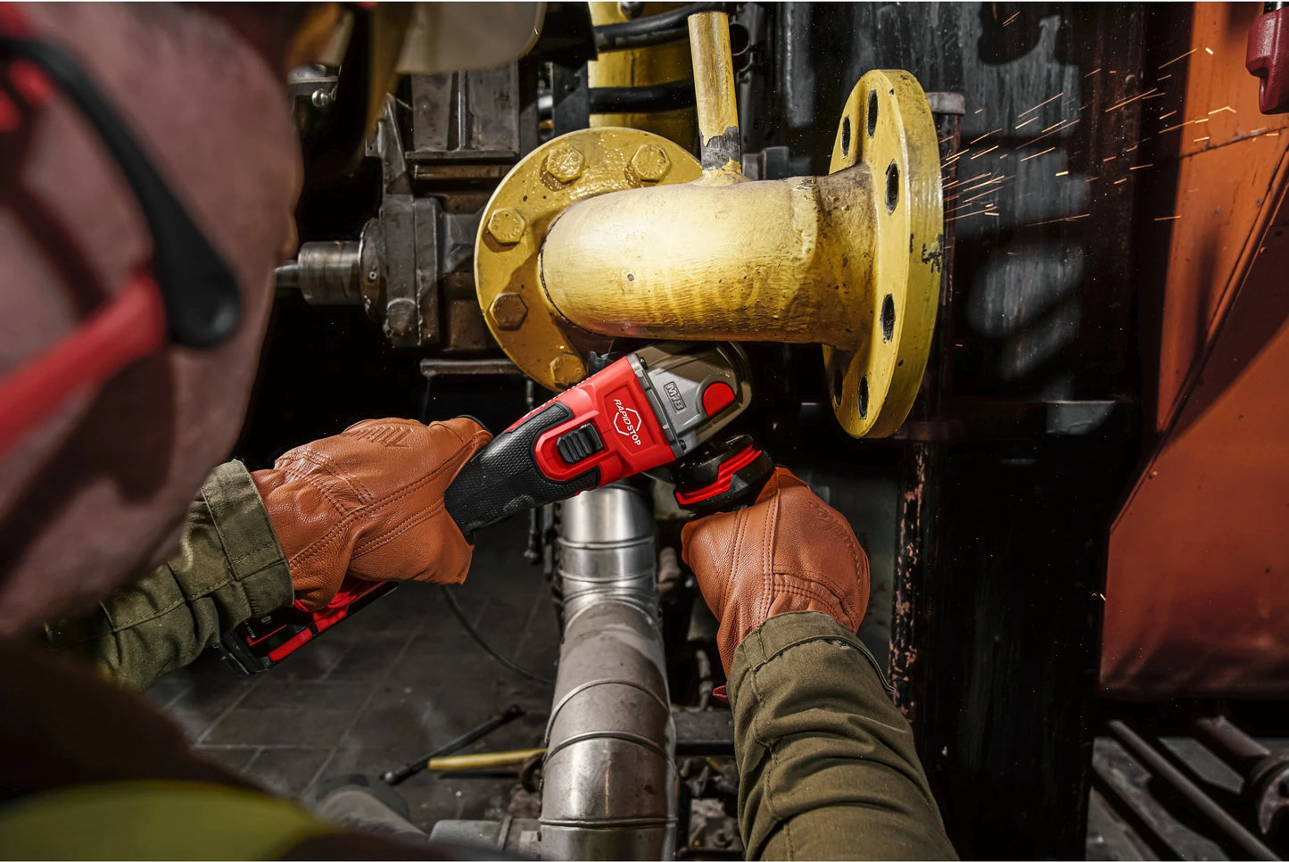 Amoladora angular M18 125mm con freno e interruptor de botón + 2bat 5Ah + Cargador + Maltín Milwaukee M18 FSAG125XB-502X