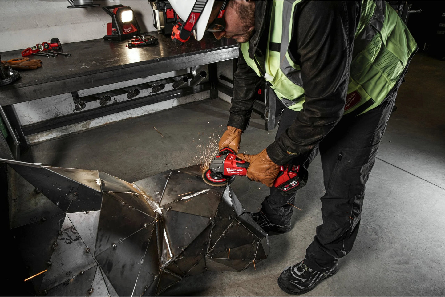 Amoladora angular M18 125mm con freno e interruptor de botón + 2bat 5Ah + Cargador + Maltín Milwaukee M18 FSAG125XB-502X