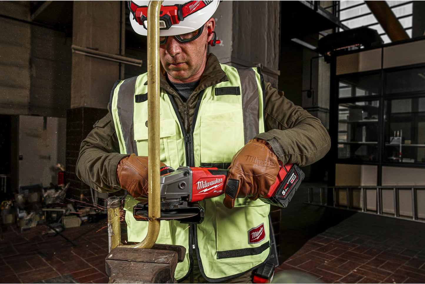 Amoladora angular M18 125mm con freno e interruptor de botón + 2bat 5Ah + Cargador + Maltín Milwaukee M18 FSAG125XB-502X