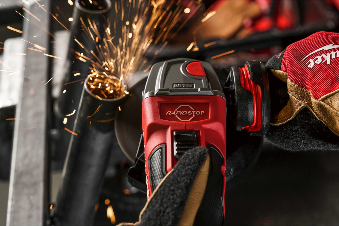 Amoladora angular M18 125mm con freno e interruptor de botón + 2bat 5Ah + Cargador + Maltín Milwaukee M18 FSAG125XB-502X